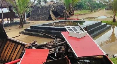 Sejumlah saung milik warga di Lebak roboh tersapu angin puting beliung. Foto: Antara