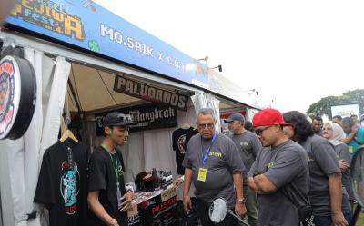 Wali Kota Tangsel Benyamin Davnie dan Wakil Wali Kota Tangsel Pilar Saga Ichsan (topi merah) melihat salah satu stand di Festival Tangsel Sejiwa Fest 2024.