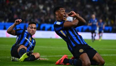 Pemain belakang Inter Milan Dumfries melakukan selebrasi setelah mencetak gol ke gawang Atalanta saat laga semifinal Piala Super Italia di Stadion Al-Awwal Park, Riyadh, Jumat (3/1/2025). Foto: X @Inter_en