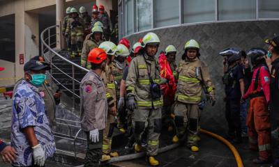 Petugas berjibaku mengevakuasi korban kebakaran Glodok Plaza. Foto: