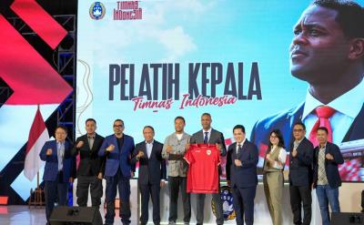 Patrick Kluivert resmi diperkenalkan sebagai pelatih baru Timnas Indonesia. Foto: PSSI