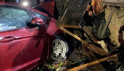 Salah satu mobil terduga balapan liar menghantam pohon dan warung. Foto: IG @infoserang