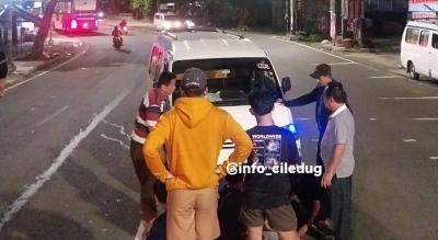 Kecelakaan tunggal angkot tabrak pohon di Ciledug, Kota Tangerang, Selasa dinihari tadi.