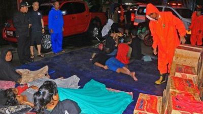 Pj Wali Kota Tangerang, Nurdin (bertopi hitam) saat memantau langsung korban terdampak banjir. Foto: Pemkot Tangerang