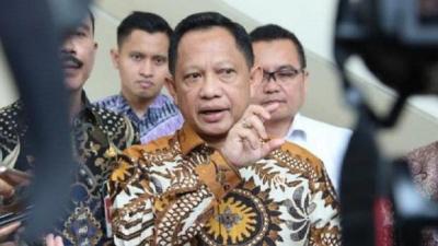 Mendagri Tito Karnavian saat meninjau langsung proses persetujuan penerbitan bangunan gedung di Kota Tangerang.