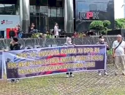 Puluhan massa dari Komunitas Masyarakat Anti Korupsi Indonesia (k-MAKI) mendesak KPK untuk mengusut tuntas kasus Korupsi CSR Bank Indonesia/RMOL