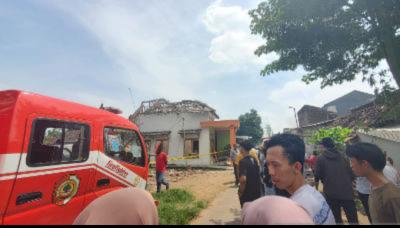 Ledakan di Mojokerto hancurkan sebuah rumah 2 orang tewas. Diduga rumah tersebut milik Polisi