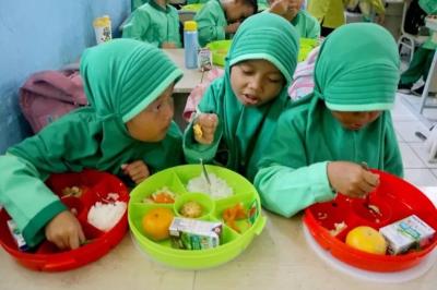 Pemerintah akan memulai program makan bergizi gratis pada Senin 6 Januari 2025.