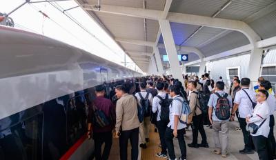 Penumpang kereta cepat Whoosh di Stasiun Karawang. Foto: Xinhua