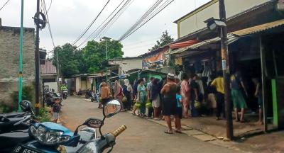 Antrean warga di sejumlah agen penjualan gas di Tangsel.