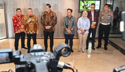 Menteri Perhubungan Dudy Purwagandhi bersama Menko AHY memberikan keterangan pers terkait kesiapan angkutan lebaran 2025. Foto: Dok/Kemenhub