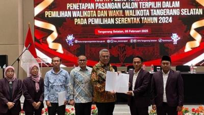 KPU Tangsel menetapkan Benyamin Davnie-Pilar Saga Ichsan sebagai Wali Kota-Wakil Wali Kota Tangsel periode 2025-2023.