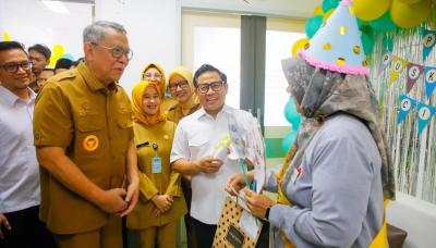 Wali Kota Tangsel Benyamin Davnie menemani kunker Menko Pemberdayaan Masyarakat Muhaimin Iskandar. Foto: Istimewa