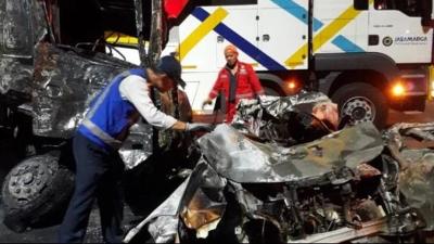 Petugas menangani kecelakaan beruntun di Gerbang Tol Ciawi, Kelurahan Katulampa, Kota Bogor, Jawa Barat, Rabu (5/2/2025). (Sumber: ANTARA/HO-Damkar Kota Bogor)