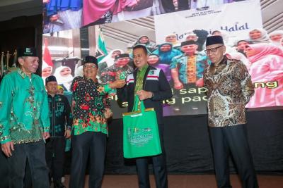 Musa Rajekshah Menerima Cenderamata KAHMI Awards didampingi Ketua umum MW KAHMI Sumut H. Rusdi Lubis dan Plh Sekda Prov Sumut