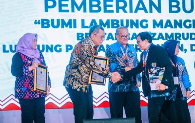 Wali Kota Tangsel Benyamin Davnie menerima penghargaan PIN Emas dari PWI Pusat dalam peringatan HPN 2025.