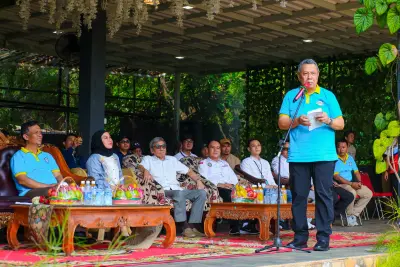 Walikota Tangsel Benyamin Davnie saat memperingati Hari Buruh Internasional (May Day) 2025.